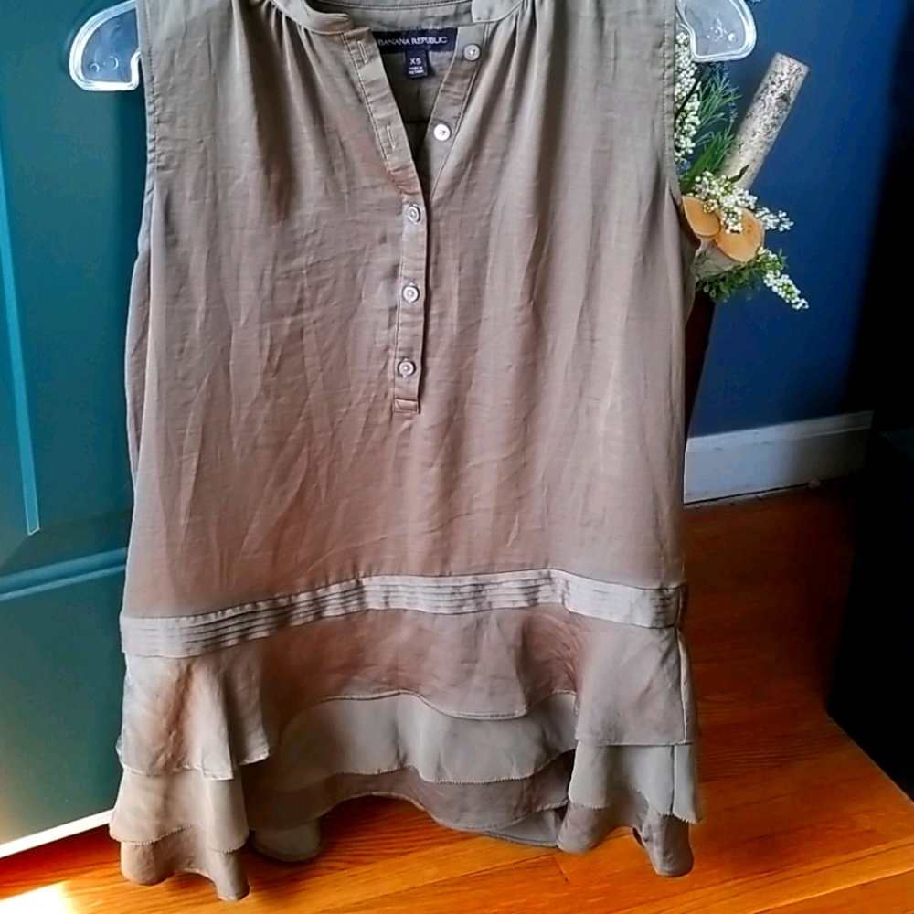 BR women's sleeveless top